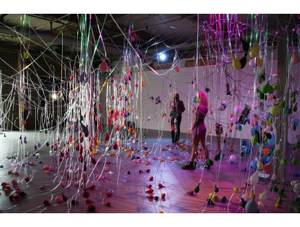 Beeldende Kunst Nijmegen: de kleurrijke installatie van Marlot Meyer in Expo Bart