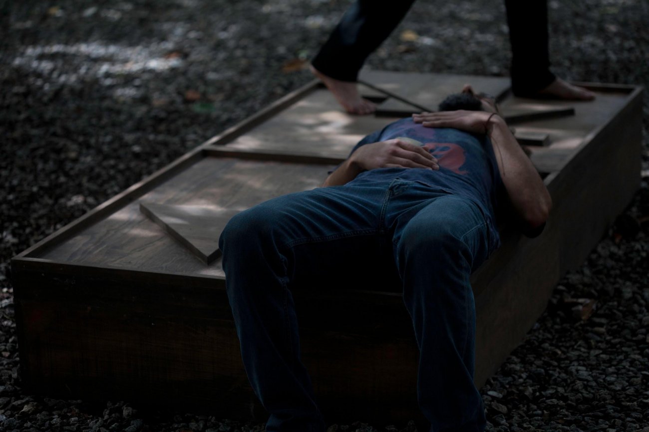 Beleef de pulserende lagen in het geluidskunstwerk van Em’kal Eyongakpa