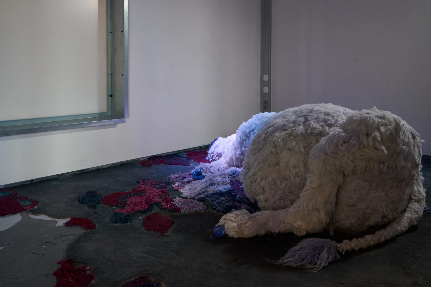 Thoughts Are Bells, installatie, text, leem, 400 cm x 500 cm, 2026