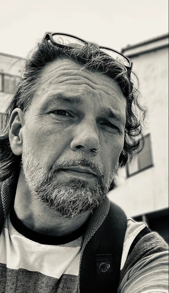 Zwart-wit portret van kunstenaar Leffe Goldstein.
